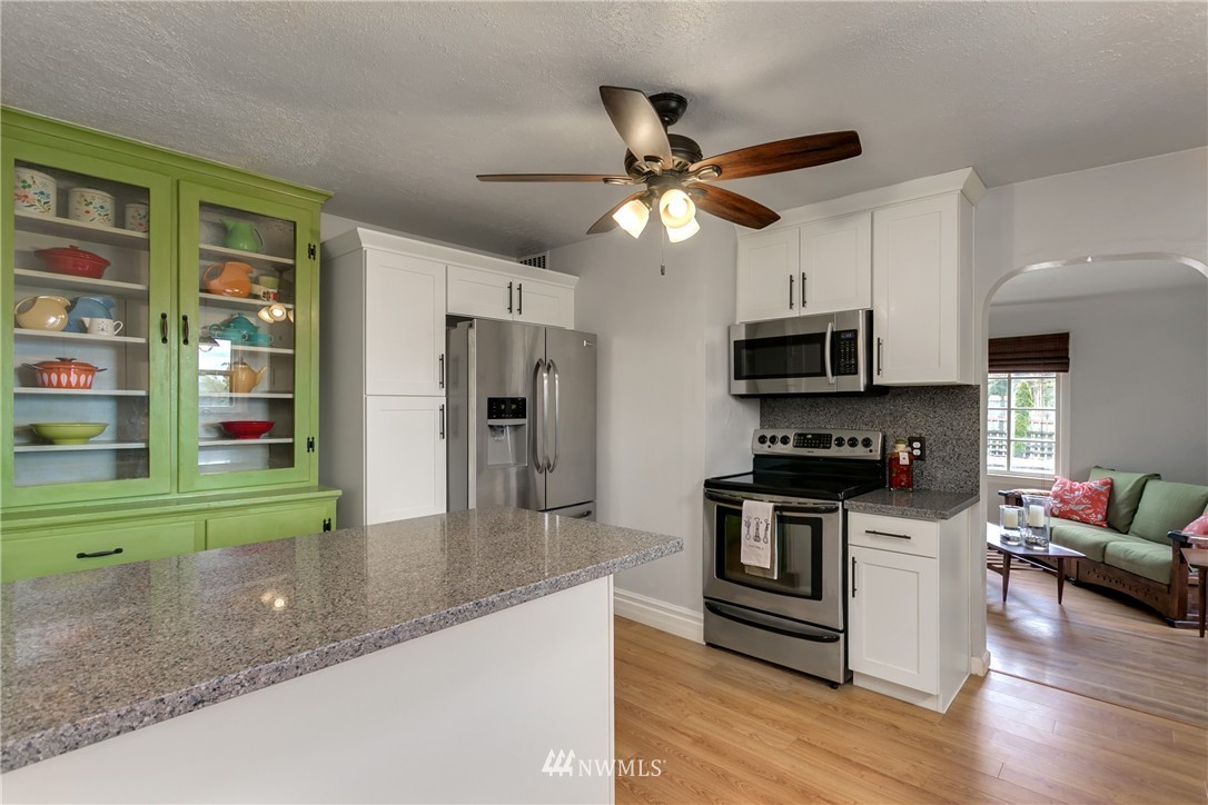 12747 Renton Avenue South Seattle, WA 98178 - Photo 8 of 25