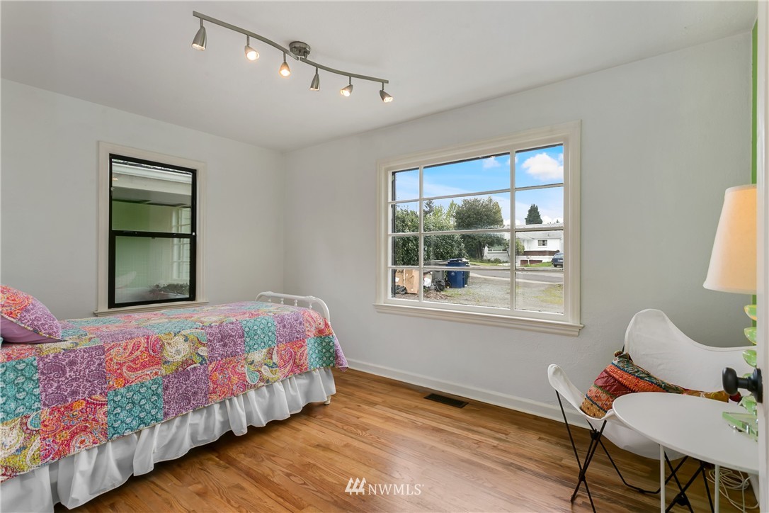 12747 Renton Avenue South Seattle, WA 98178 - Photo 10 of 25