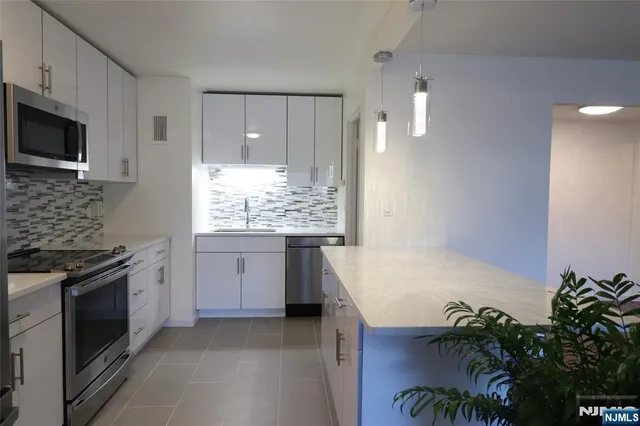 $3,500 | 1600 Center Avenue, Unit 12C, Fort Lee, NJ 07024