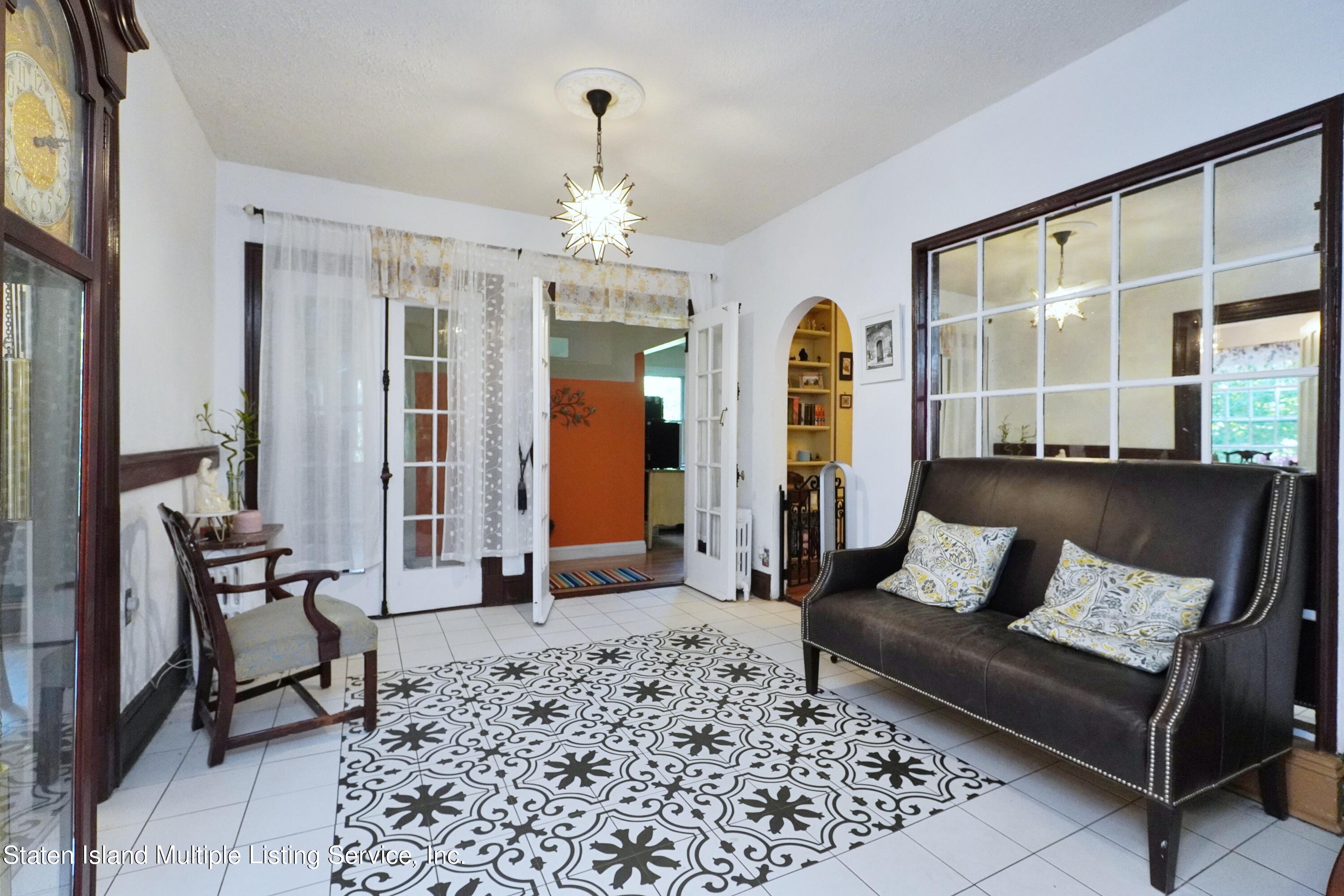 75 4 Corners Road Staten Island, NY 10304 - Photo 3 of 49 Entrance01