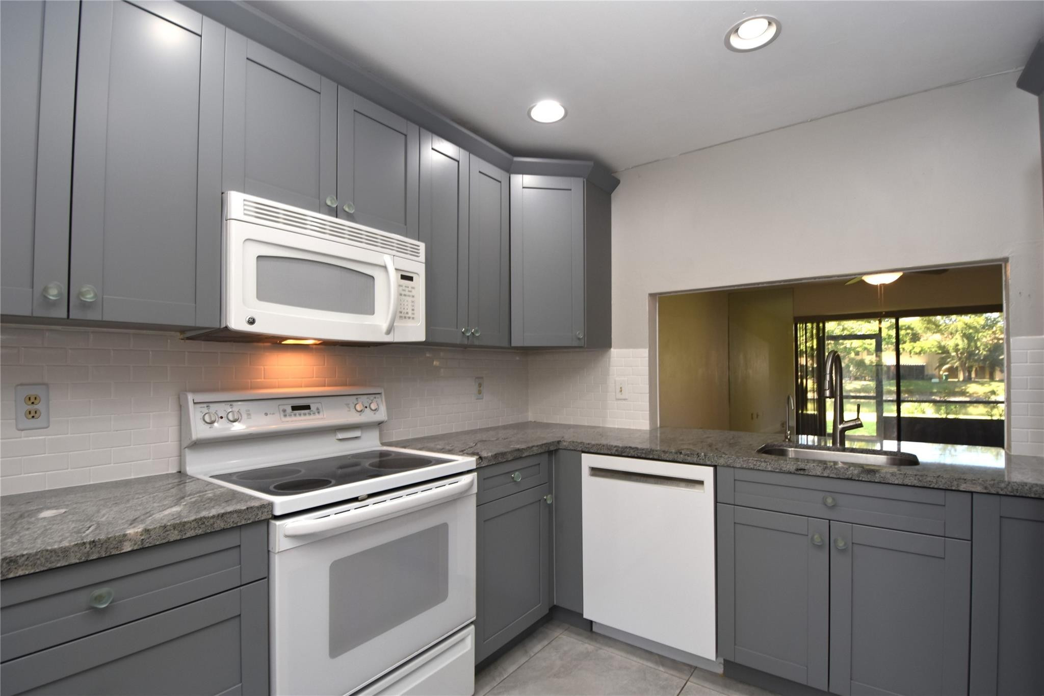 5467 Gate Lake Road, Unit 5467 Tamarac, FL 33319 - Photo 5 of 57 Kitchen