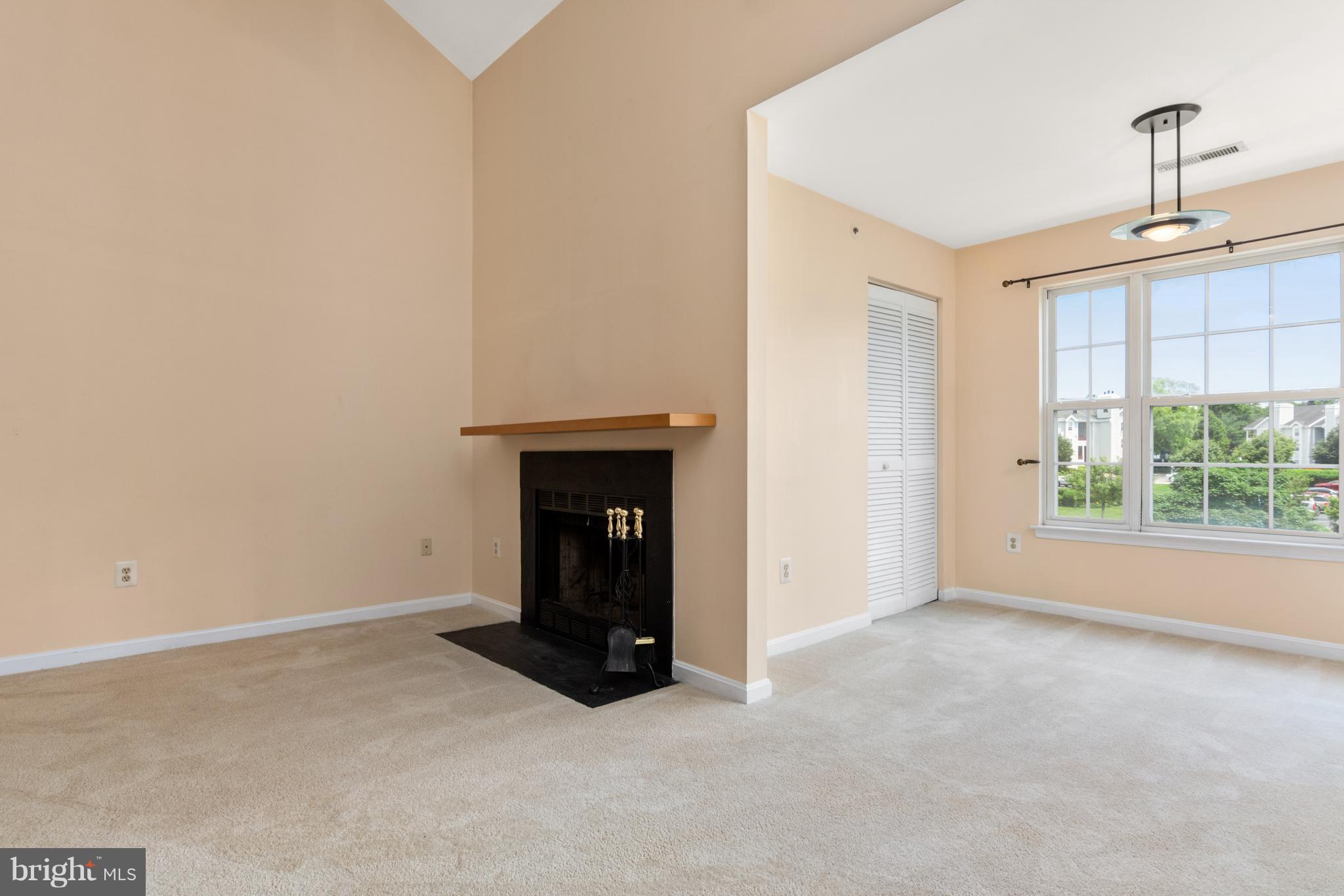 604 Moonglow Road, Unit 304 Odenton, MD 21113 - Photo 12 of 27 Living Room