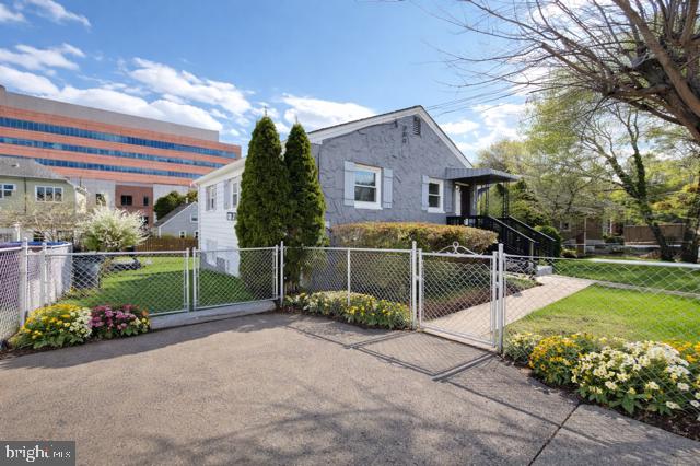 5132 19th Road North Arlington, VA 22207 - Photo 3 of 29