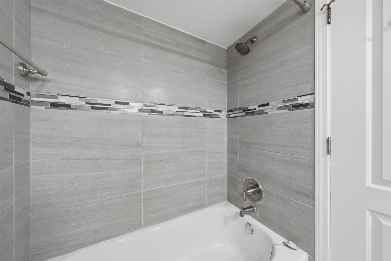 18205 Hart Drive, Unit 3A Homewood, IL 60430 - Photo 26 of 27 a bathroom with a bathtub