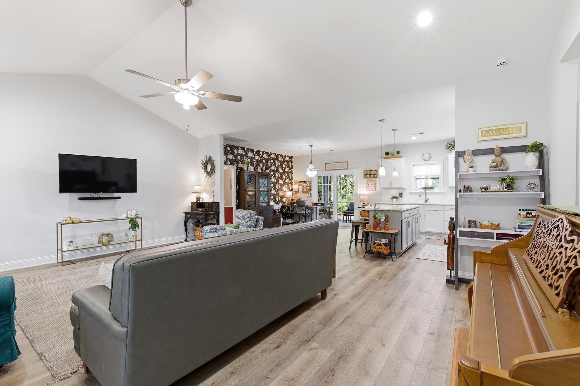 76 Governor Boone Lane Georgetown, SC 29440 - Photo 33 of 83 Open-concept living area