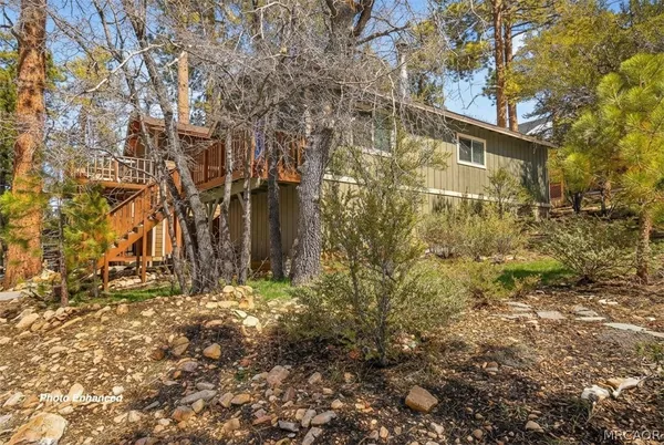 a view of back yard of the house