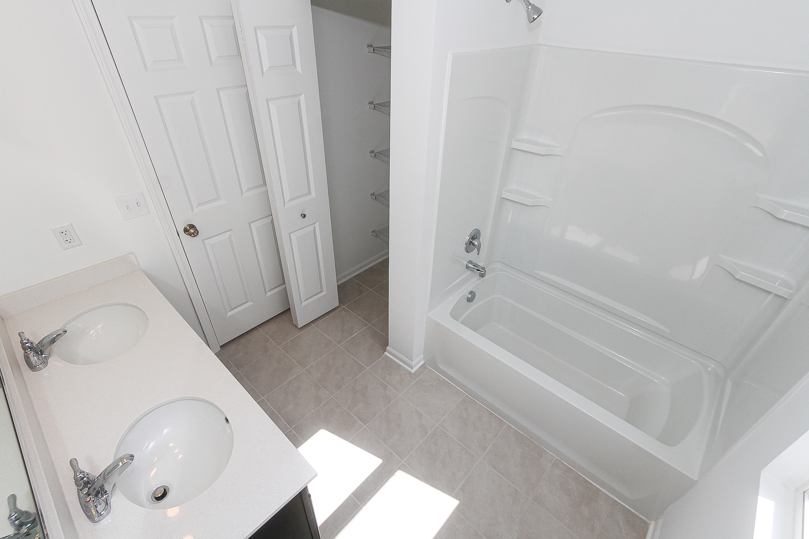 451 Comstock Road South Elgin, IL 60177 - Photo 23 of 30 a bathroom with a bathtub and a sink