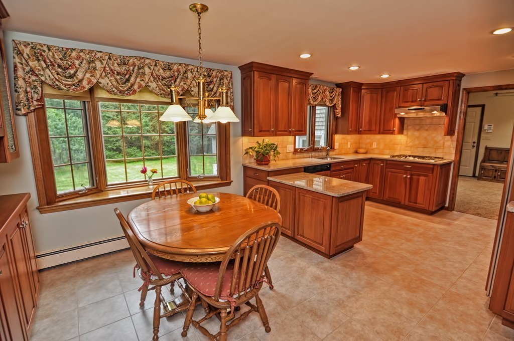 34 Robin Road Norfolk, MA 02056 - Photo 3 of 30 Gallery Image 3