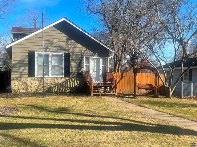 $185,500 | 2002 Southwest High Avenue, Topeka, KS 66604