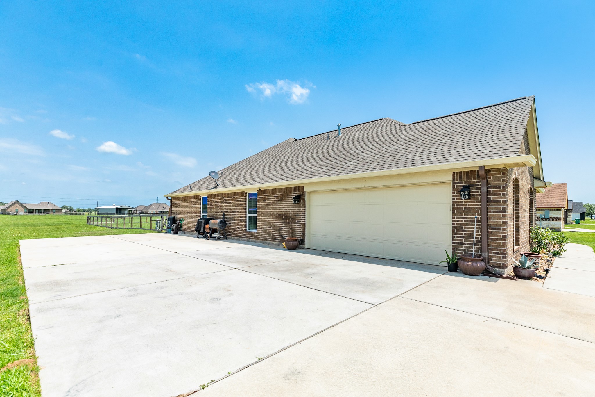 920 Quarter Horse Trail Angleton, TX 77515 - Photo 4 of 21 a house with a outdoor space