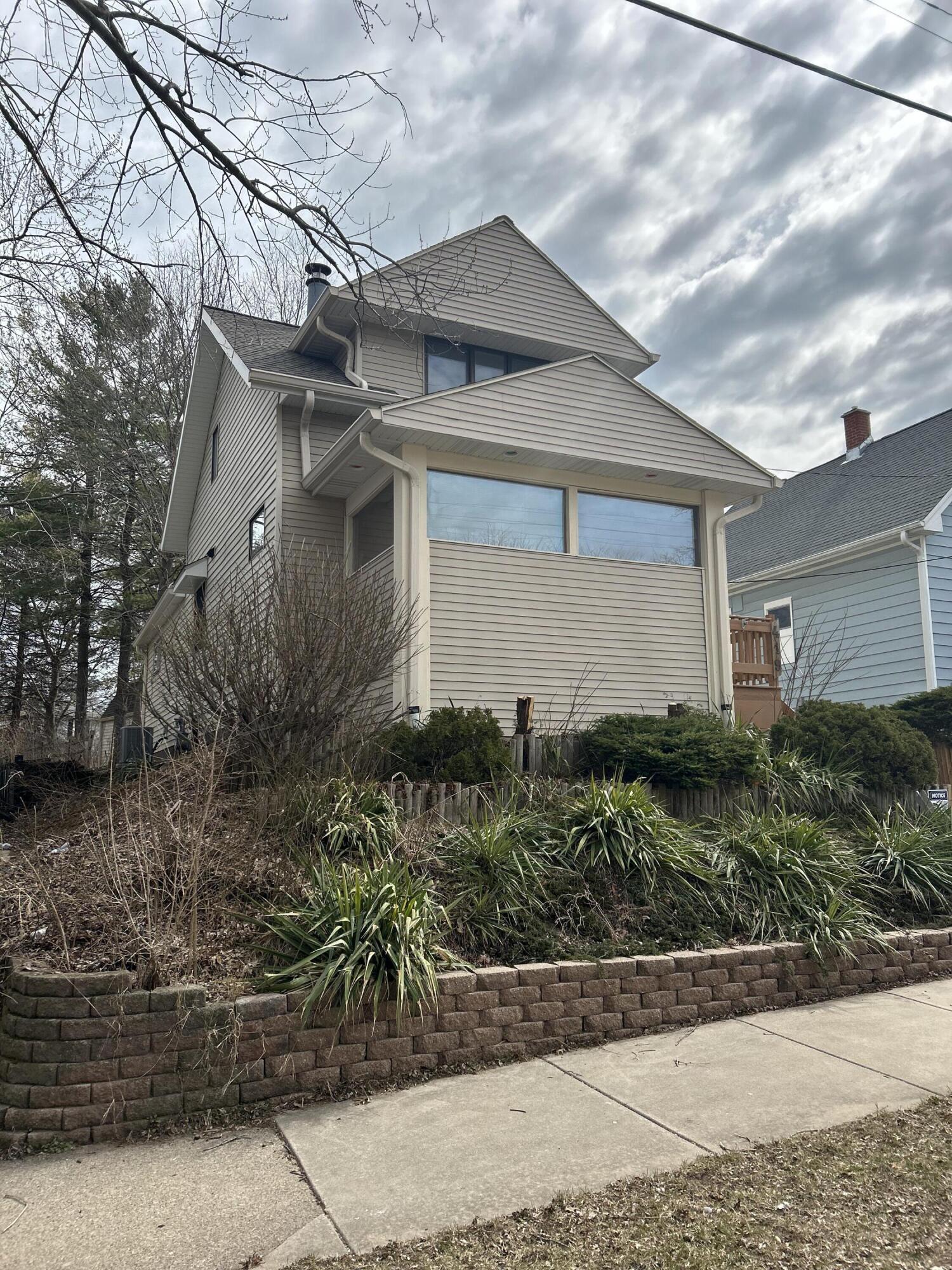 419 Hayes Avenue Racine, WI 53405 - Photo 2 of 15 IMG_0596