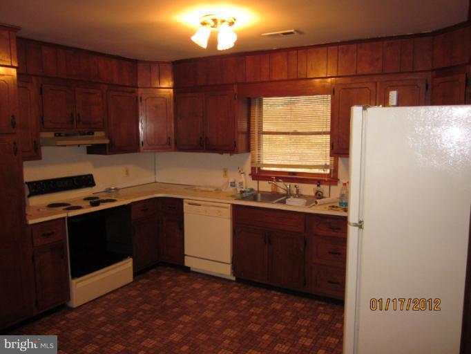 7108 Edgemont Road Frederick, MD 21702 - Photo 8 of 15 a kitchen with a sink stove and cabinets