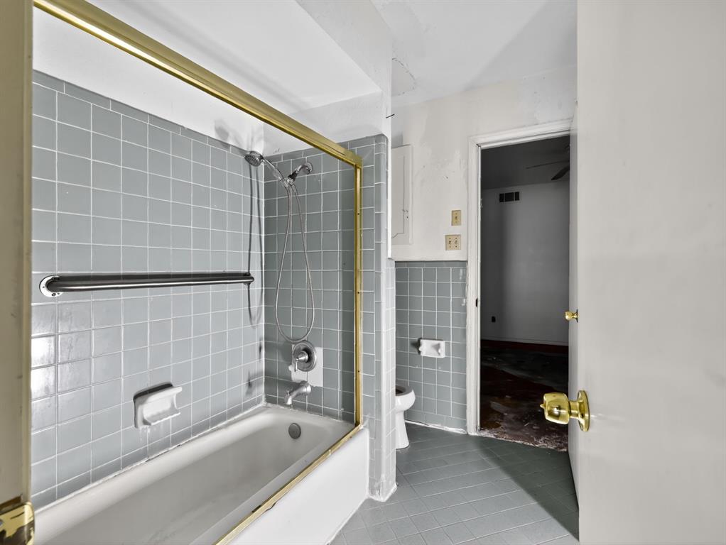 3216 Rotan Lane Dallas, TX 75229 - Photo 22 of 28 a bathroom with a tub and a sink