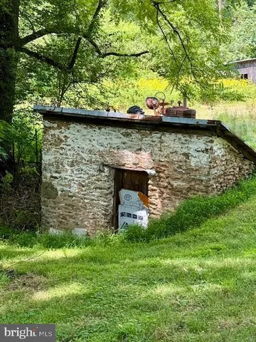 a view of yard with green space