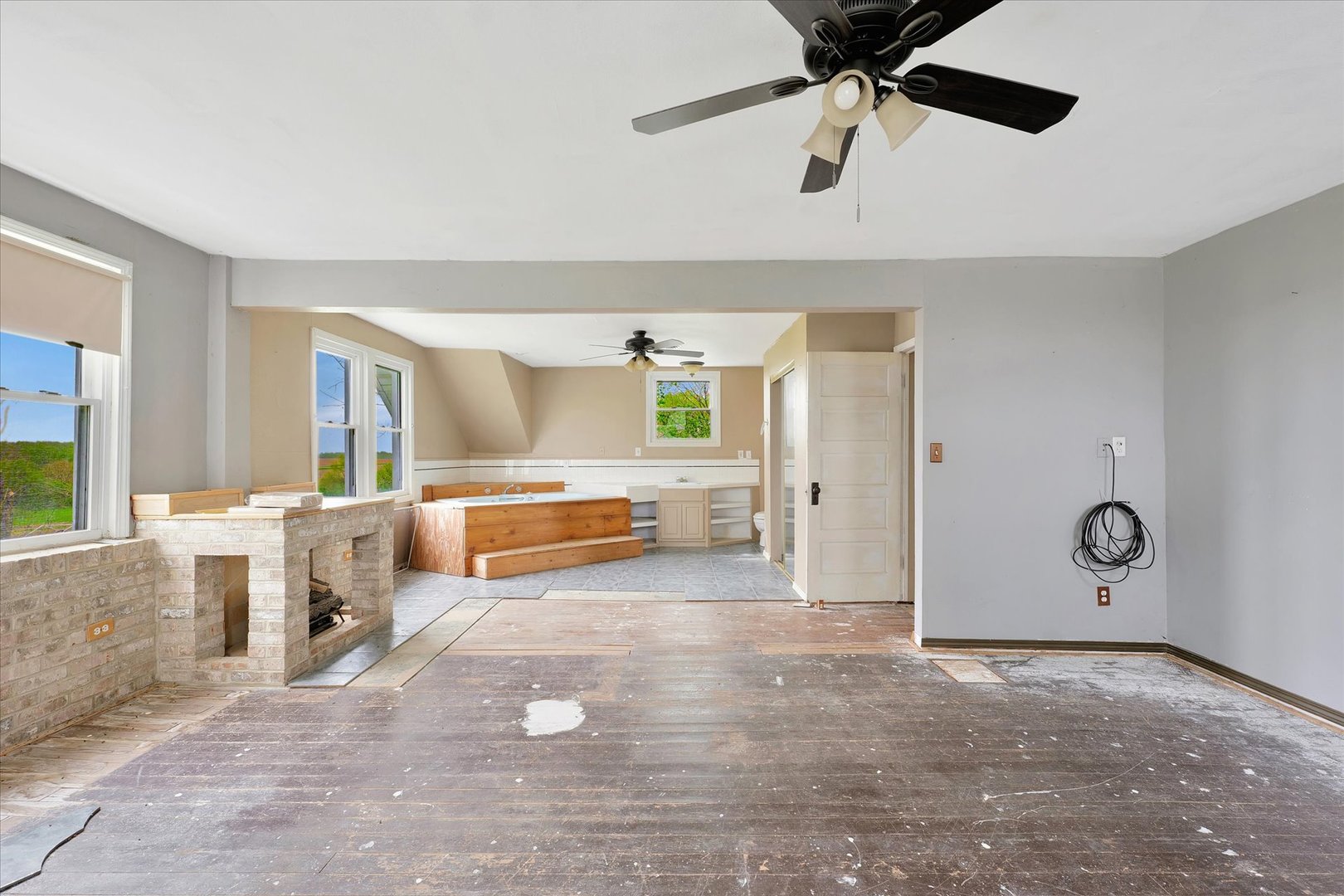 991 Lincoln Hwy Road Lerna, IL 62440 - Photo 22 of 31 a view of a livingroom with furniture and a ceiling fan