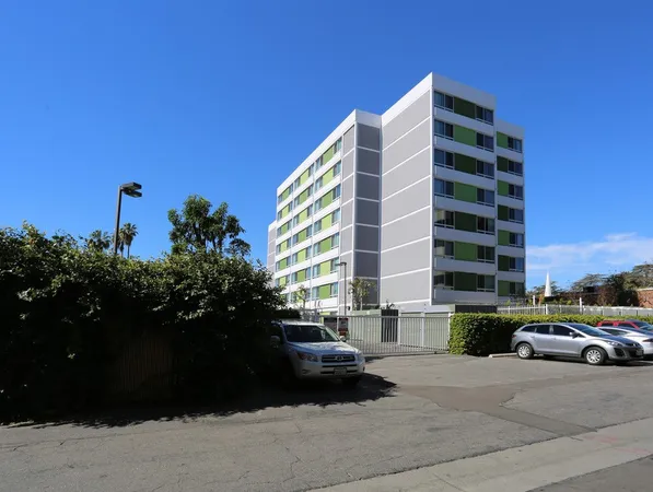 $2,118 | 14650 Sherman Way, Van Nuys, CA 91405