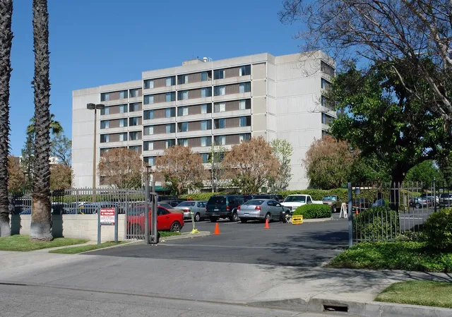 $2,118 | 14650 Sherman Way, Van Nuys, CA 91405