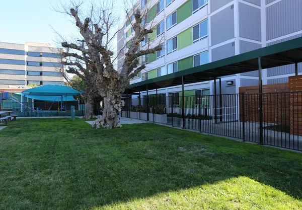 $2,118 | 14650 Sherman Way, Van Nuys, CA 91405