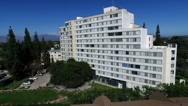 $2,118 | 14650 Sherman Way, Van Nuys, CA 91405