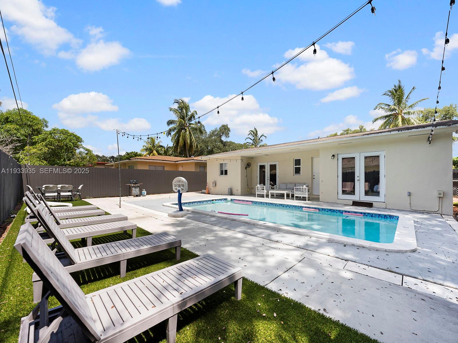 560 Northeast 161st Street Miami, FL 33162 - Photo 42 of 45