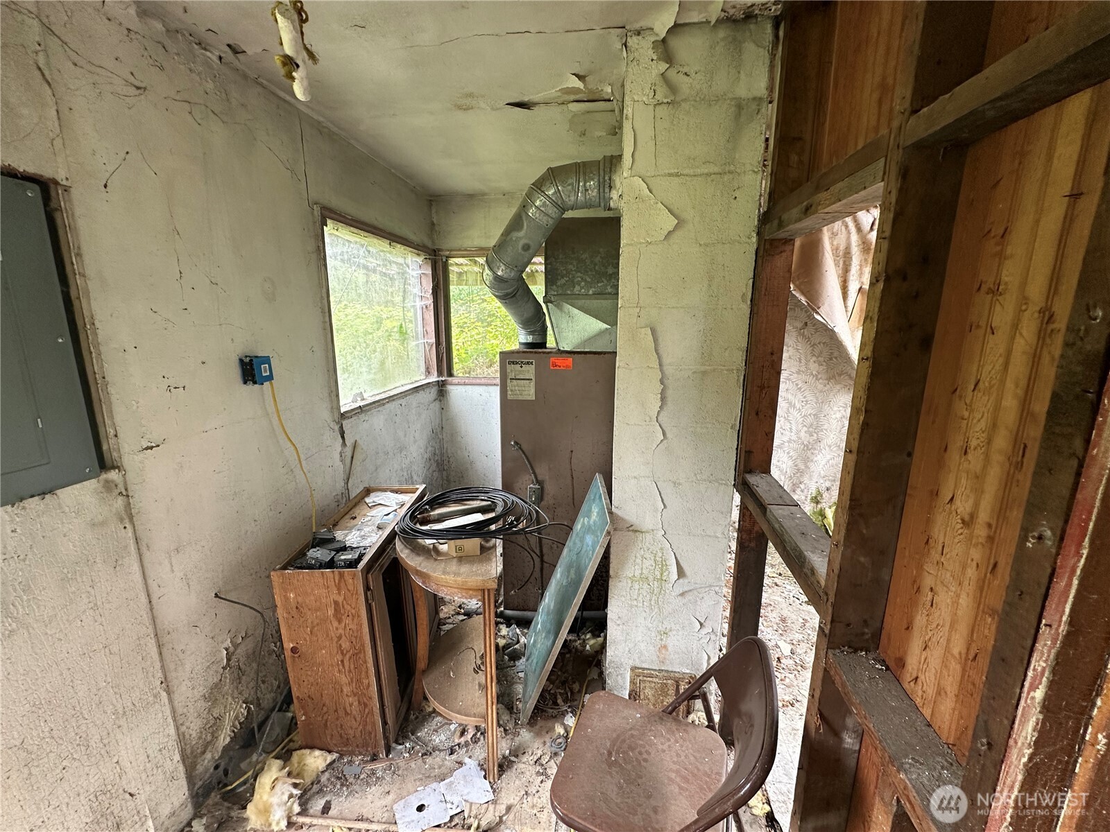 18646 Byers Road Southeast Maple Valley, WA 98038 - Photo 4 of 13 a workspace with furniture and a window