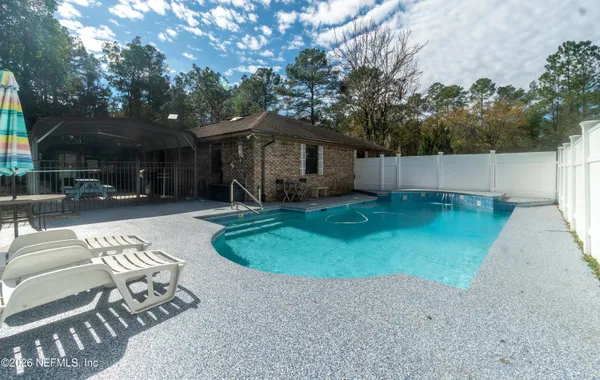 a view of a back yard