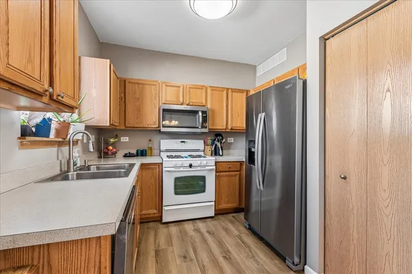 $232,000 | 3068 Woodside Drive, Joliet, IL 60431