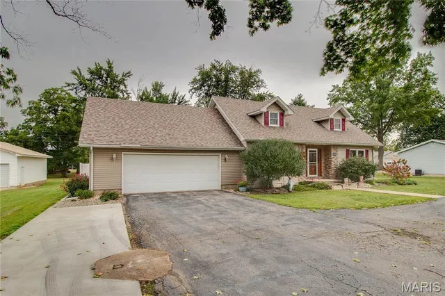 $230,000 | 23606 Bittersweet Place, Jerseyville, IL 62052