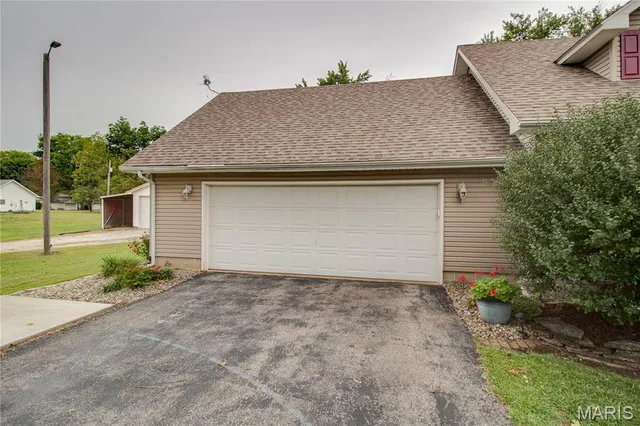 $230,000 | 23606 Bittersweet Place, Jerseyville, IL 62052