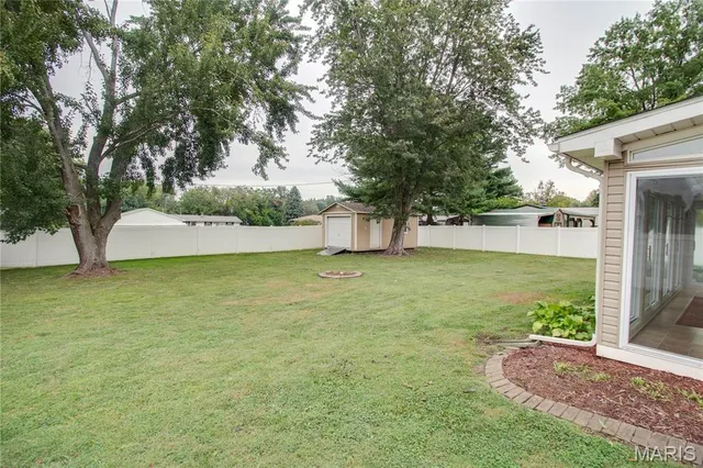 $230,000 | 23606 Bittersweet Place, Jerseyville, IL 62052