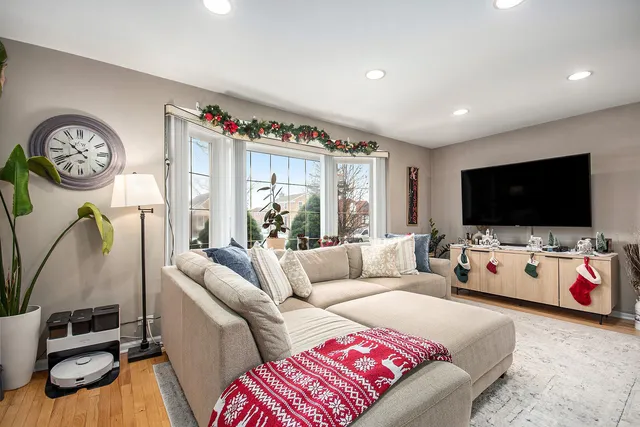 $425,000 | 1673 Spruce Avenue, Des Plaines, IL 60018