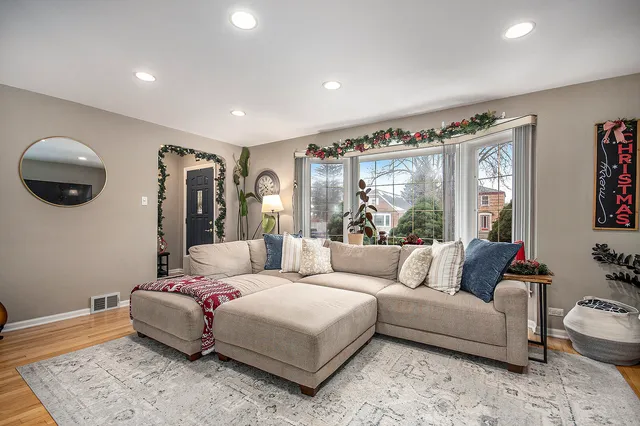 $425,000 | 1673 Spruce Avenue, Des Plaines, IL 60018