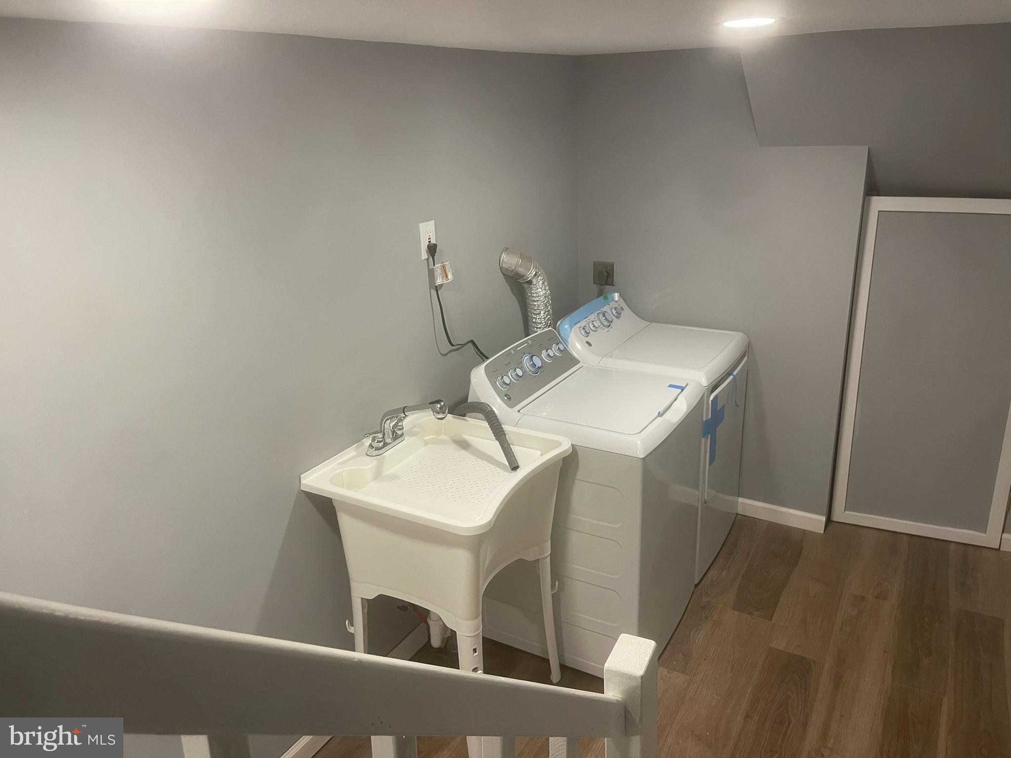 10924 Modena Place Philadelphia, PA 19154 - Photo 6 of 6 a utility room with dryer and washer