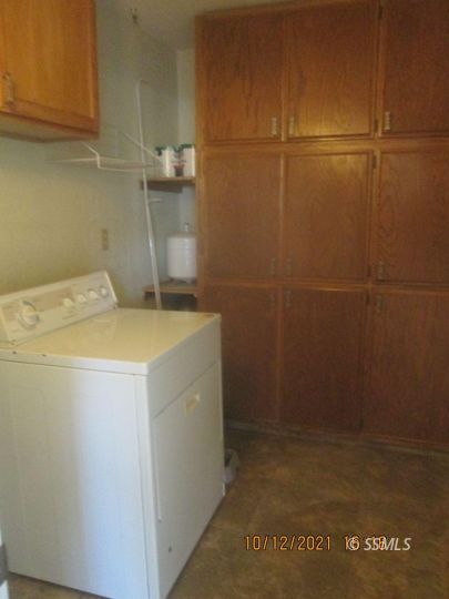 227 South Springside Street Ridgecrest, CA 93555 - Photo 11 of 22 a utility room with dryer and washer