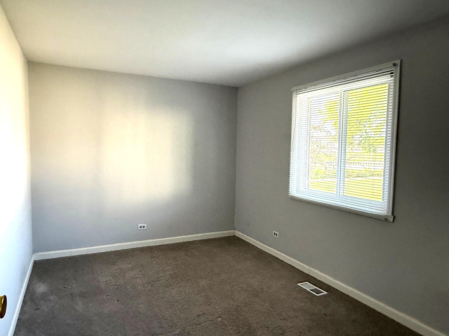 931 Shattuck Lane, Unit 931 Schaumburg, IL 60193 - Photo 8 of 15 an empty room with a window