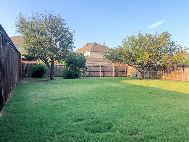 a view of a house with yard and tree s