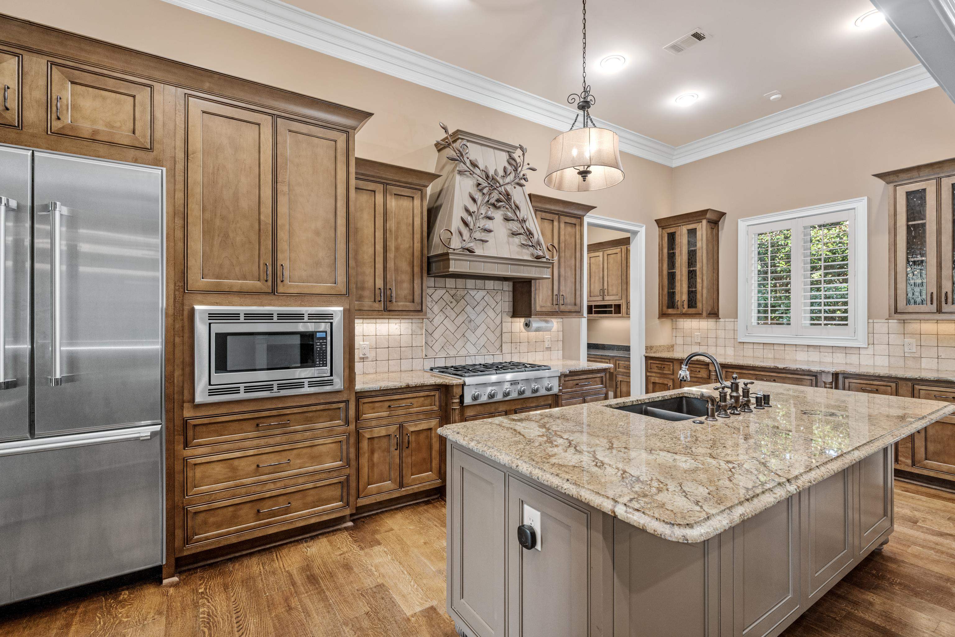 2840 Rue Jordan Cove Germantown, TN 38138 - Photo 11 of 40 a kitchen with granite countertop a sink stove and refrigerator