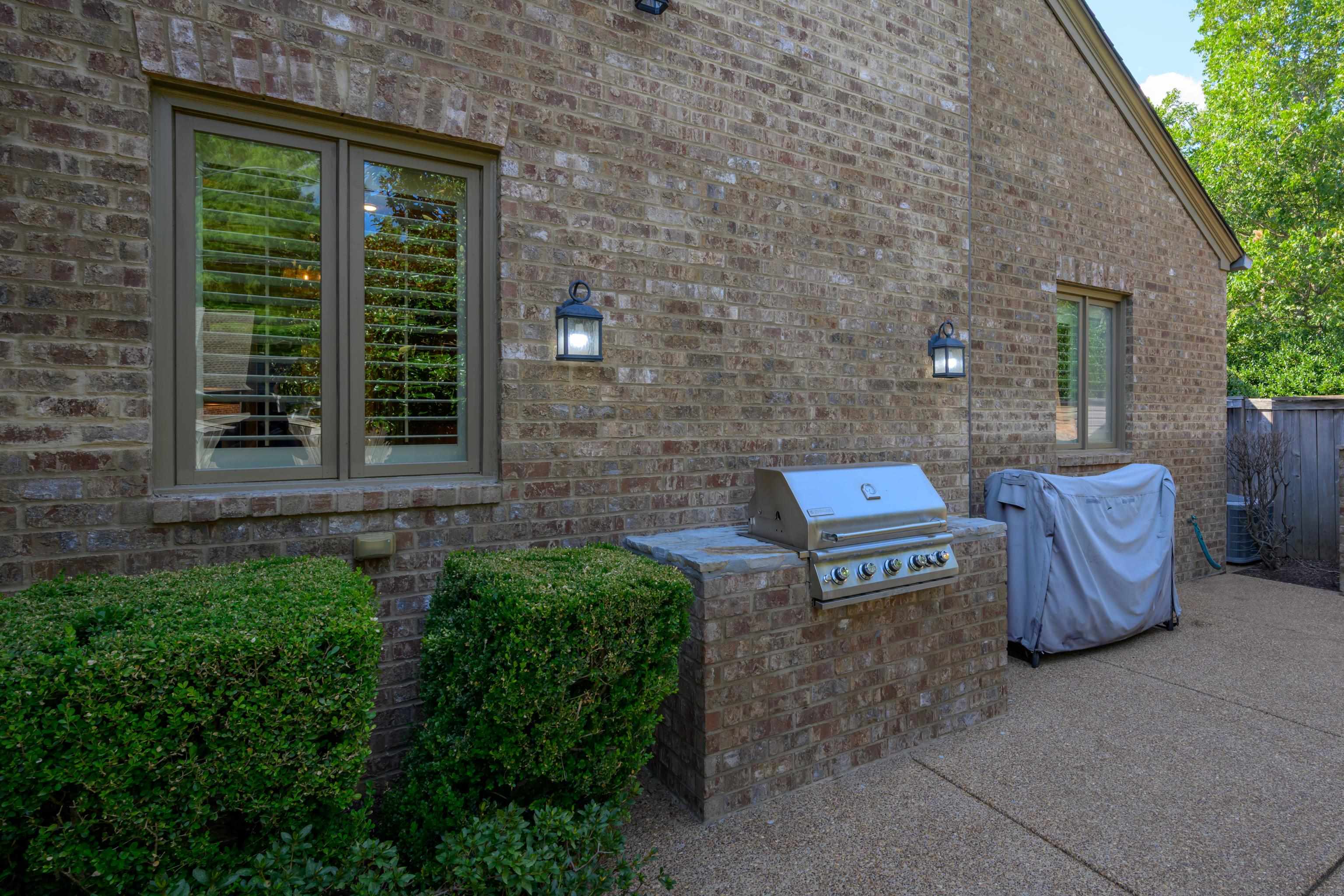 2840 Rue Jordan Cove Germantown, TN 38138 - Photo 39 of 40 a wooden bench sitting in front of a house