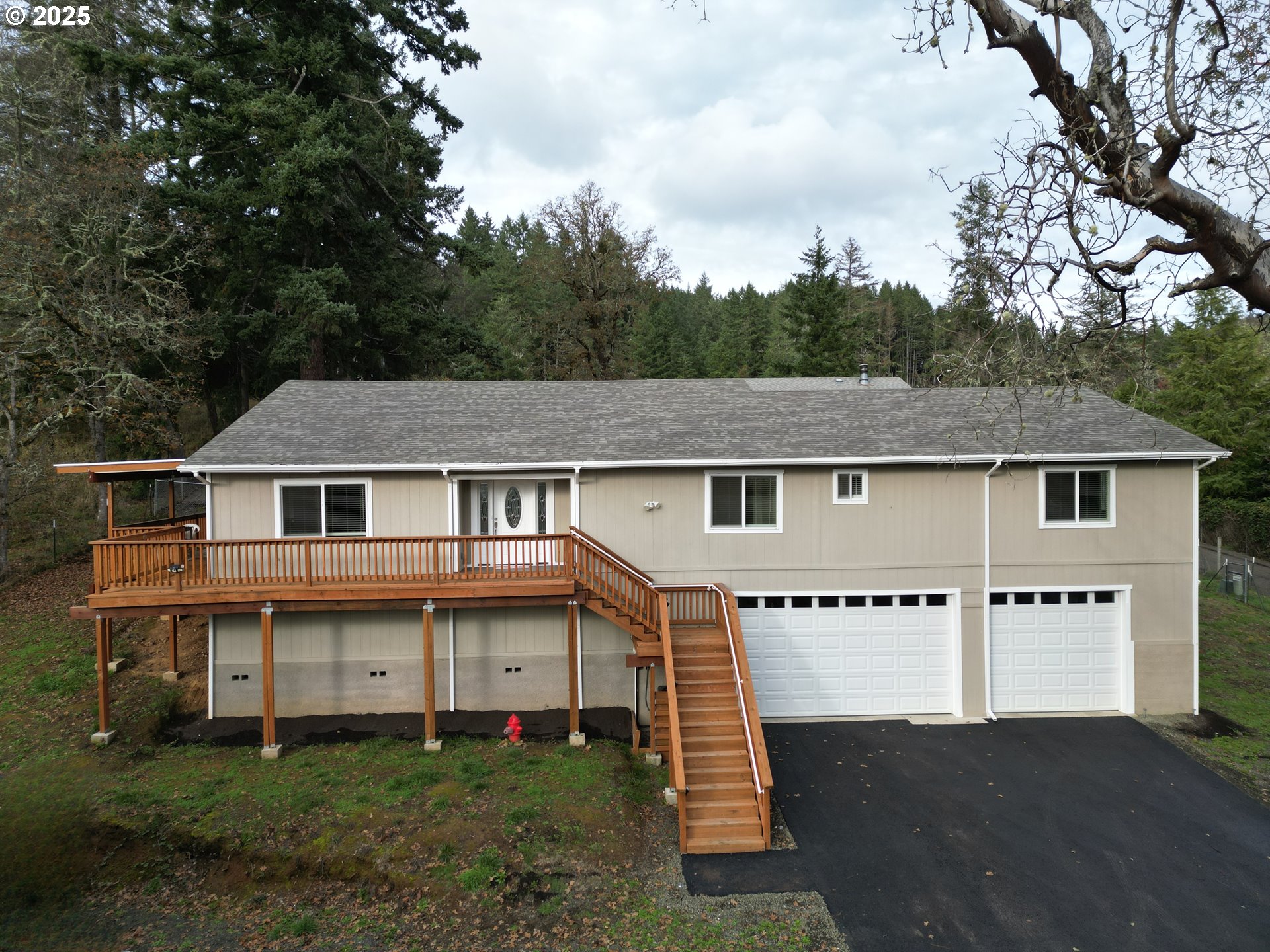575 Cedar Street Sutherlin, OR 97479 - Photo 1 of 47 a front view of a house with a garden