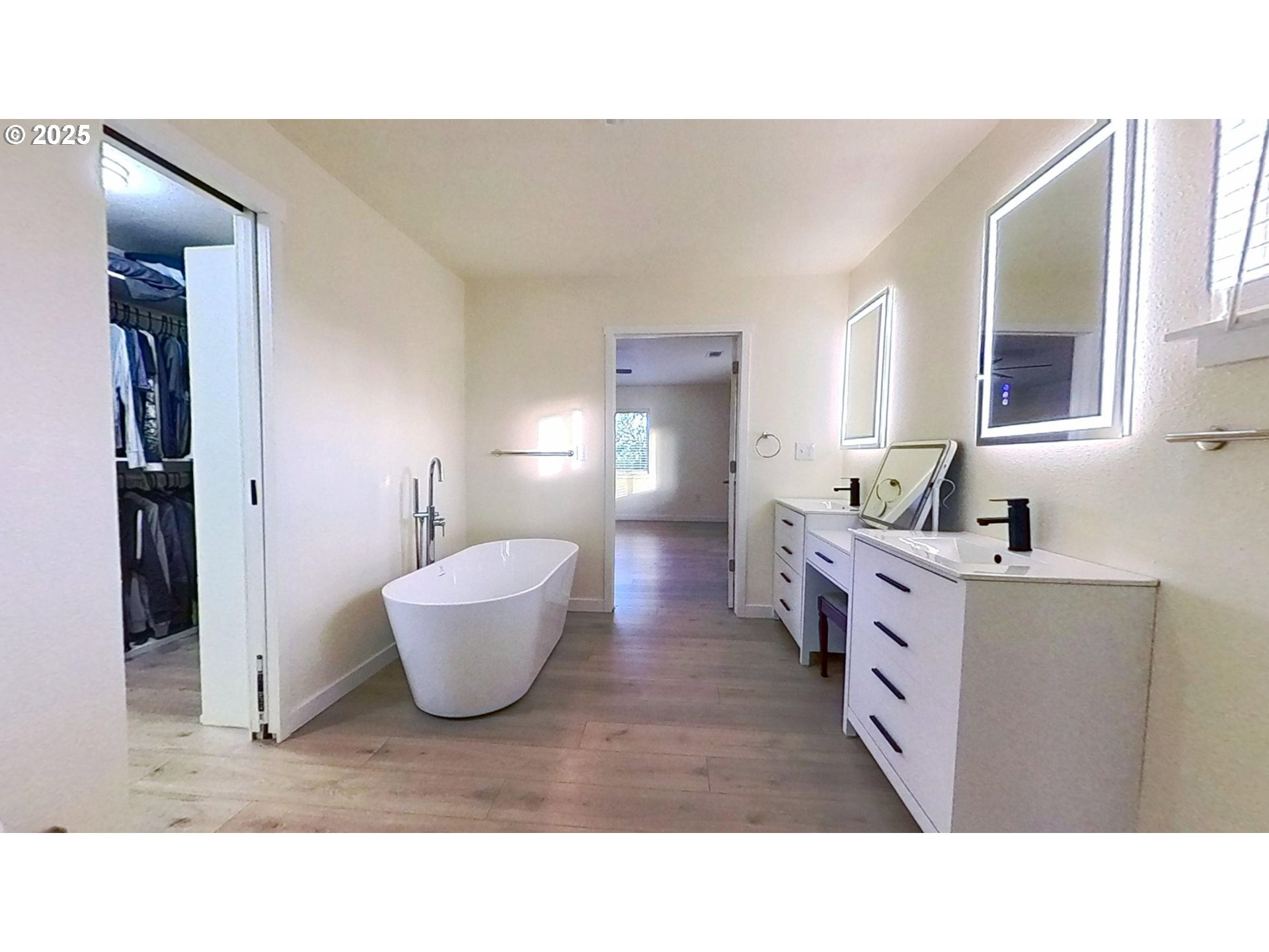 575 Cedar Street Sutherlin, OR 97479 - Photo 22 of 47 a bathroom with a sink and mirror