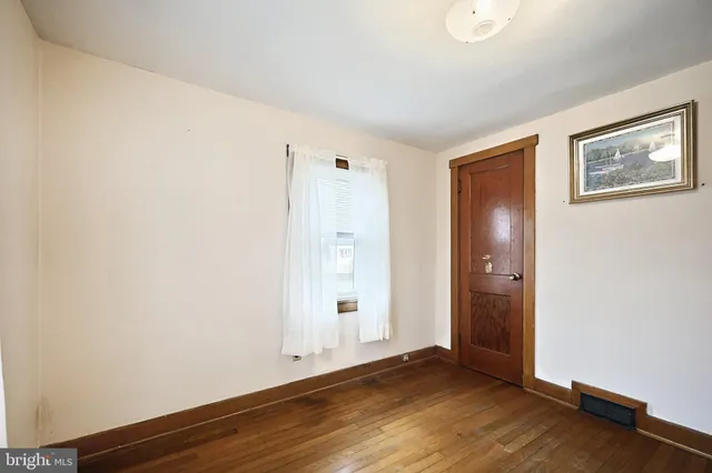 a picture of a wall with a white wall