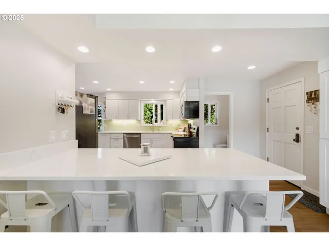 $719,000 | 2402 Stephanie Lane, North Bend, OR 97459