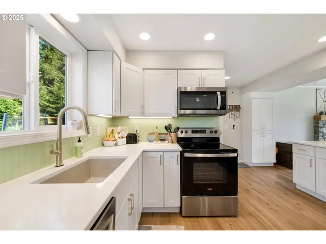 $719,000 | 2402 Stephanie Lane, North Bend, OR 97459