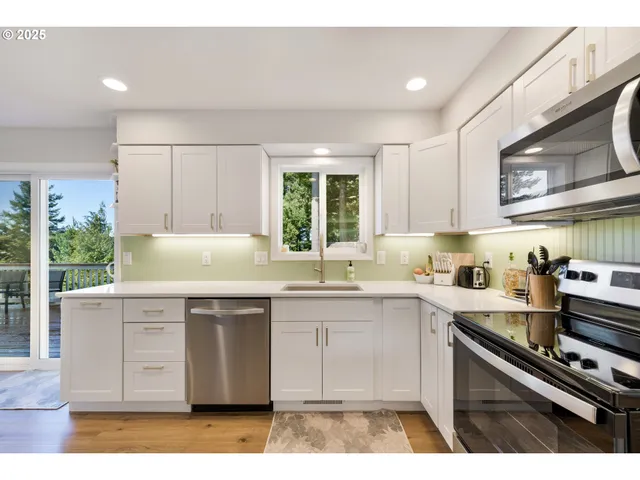 $719,000 | 2402 Stephanie Lane, North Bend, OR 97459