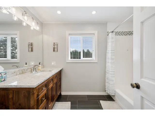 $719,000 | 2402 Stephanie Lane, North Bend, OR 97459