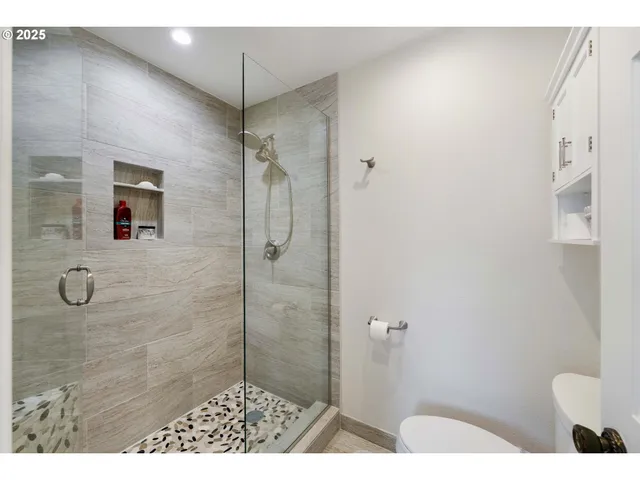 $719,000 | 2402 Stephanie Lane, North Bend, OR 97459