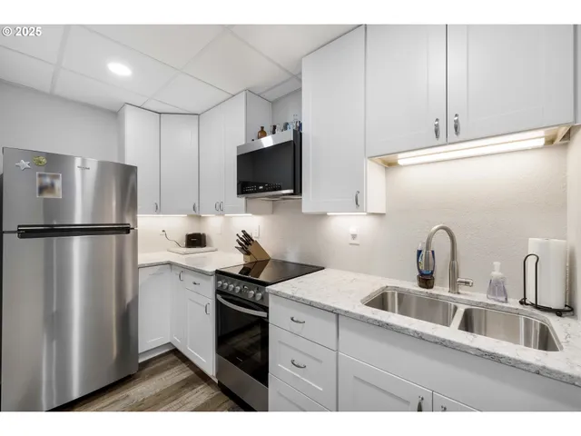 $719,000 | 2402 Stephanie Lane, North Bend, OR 97459