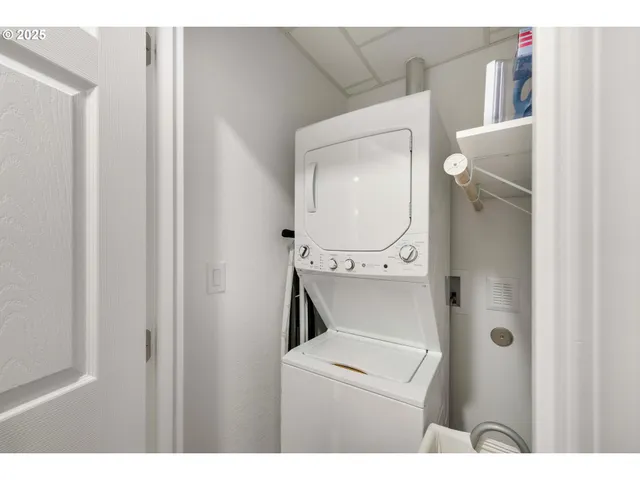 $719,000 | 2402 Stephanie Lane, North Bend, OR 97459