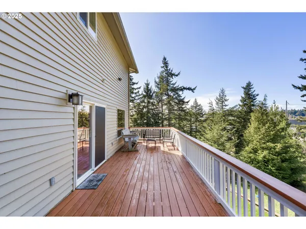 $695,000 | 2402 Stephanie Lane, North Bend, OR 97459