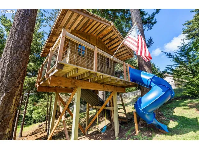$719,000 | 2402 Stephanie Lane, North Bend, OR 97459